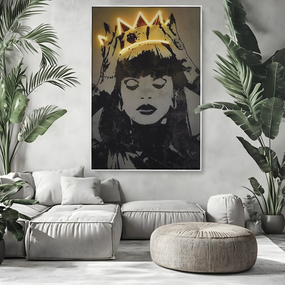 Tablou canvas cu tablou canvas cu portretul unei regine, in rama de aluminiu argintiu, pe perete intr-un living